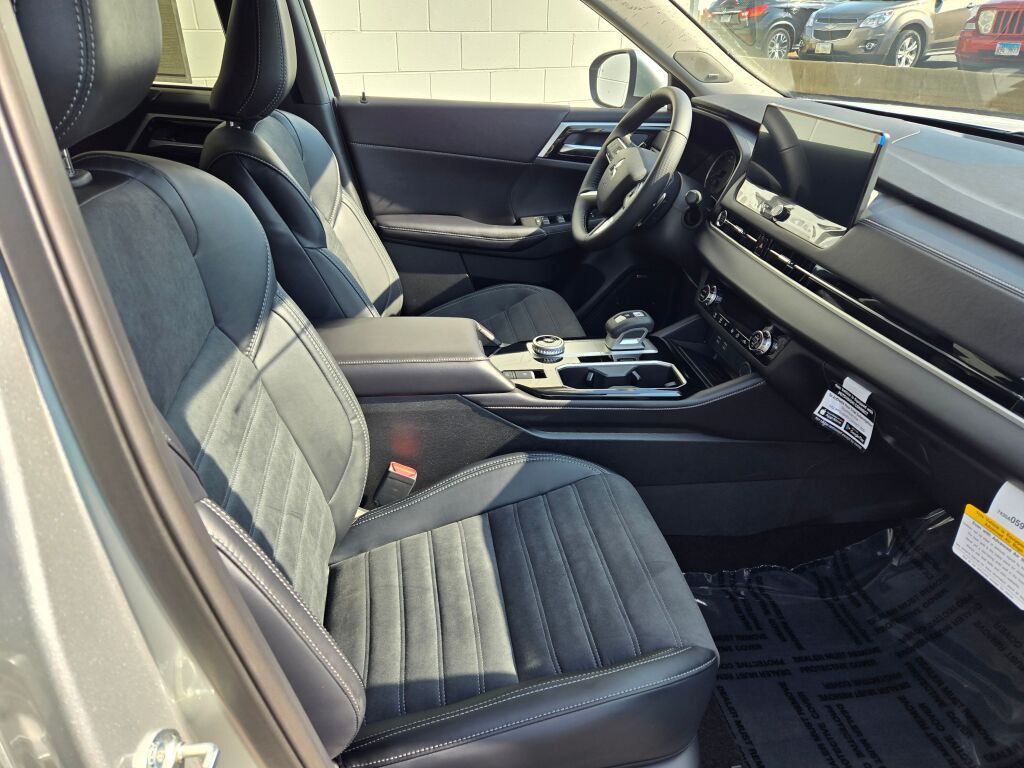2025 Mitsubishi Outlander SE photo 4