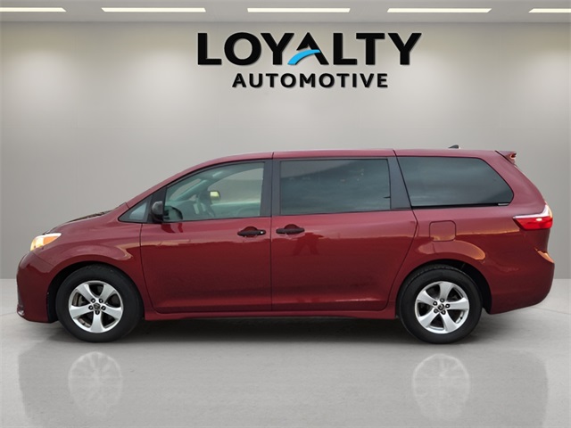 2020 Toyota Sienna L photo 2