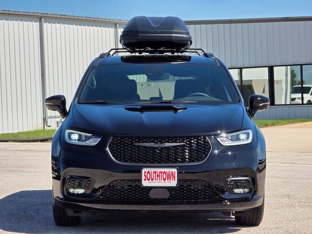 2025 Chrysler Pacifica photo 2