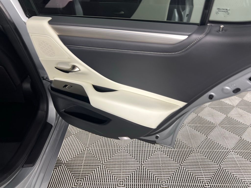 2023 Lexus ES 300h photo 27
