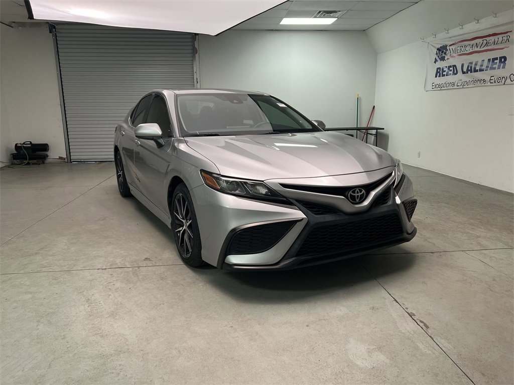 2021 Toyota Camry SE's photo