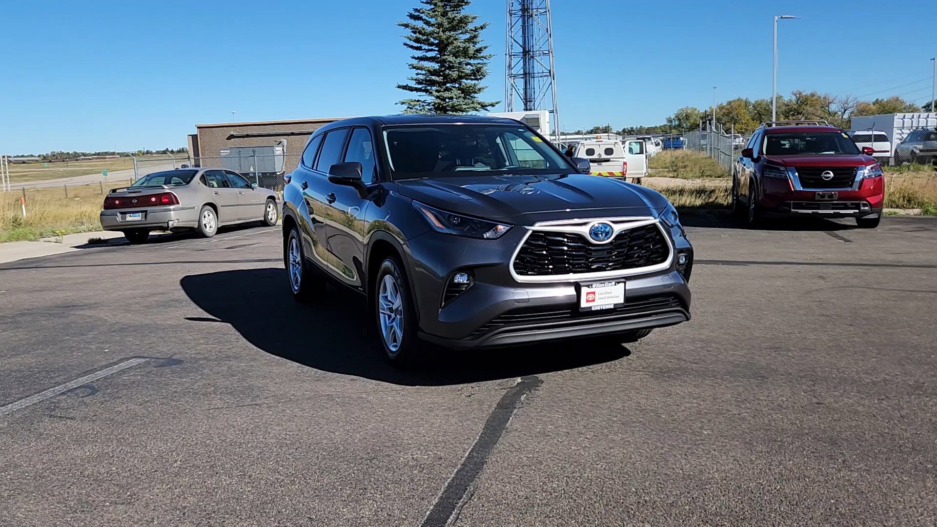2024 Toyota Highlander Hybrid LE photo 5