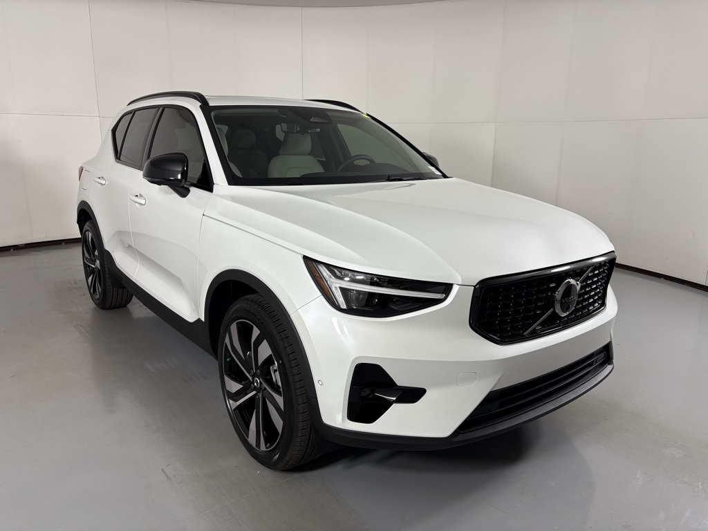2026 Volvo XC40 AWD photo 2