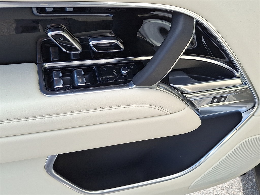 2025 Land Rover Range Rover SE photo 10
