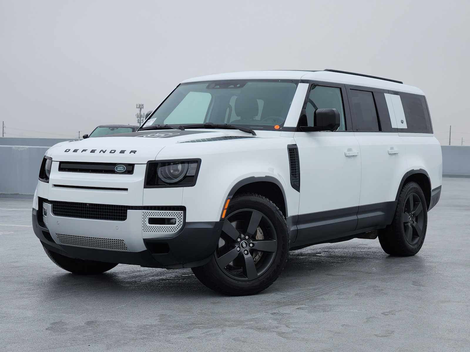 2023 Land Rover Defender SE's photo