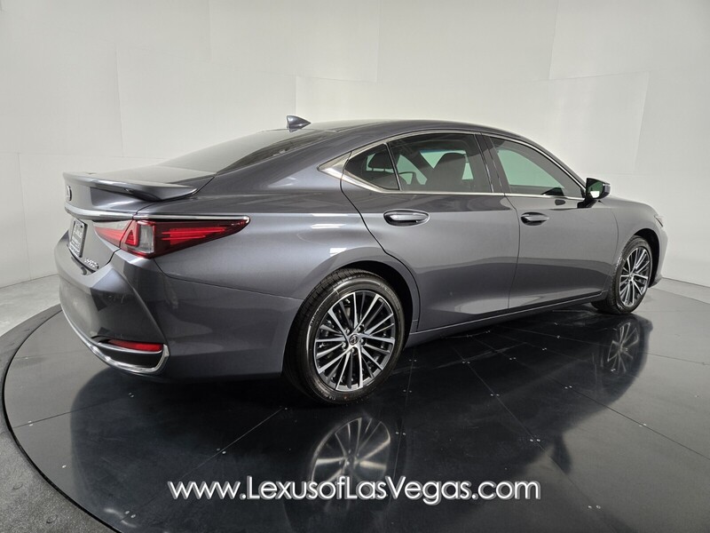 2025 Lexus ES 300h photo 3