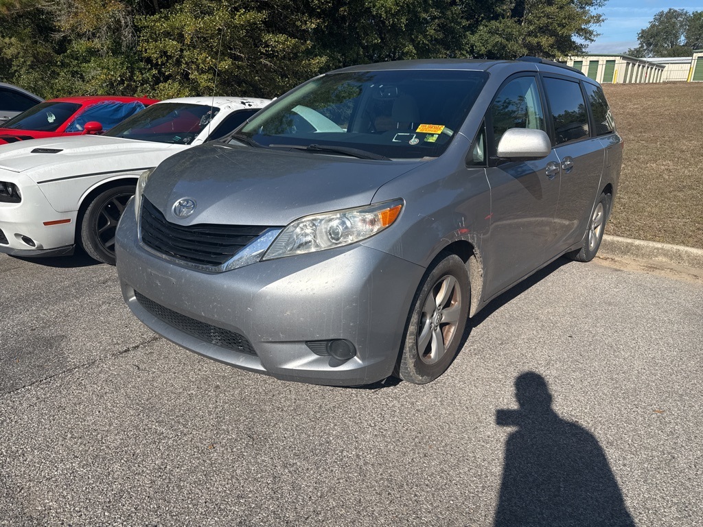 2011 Toyota Sienna LE's photo