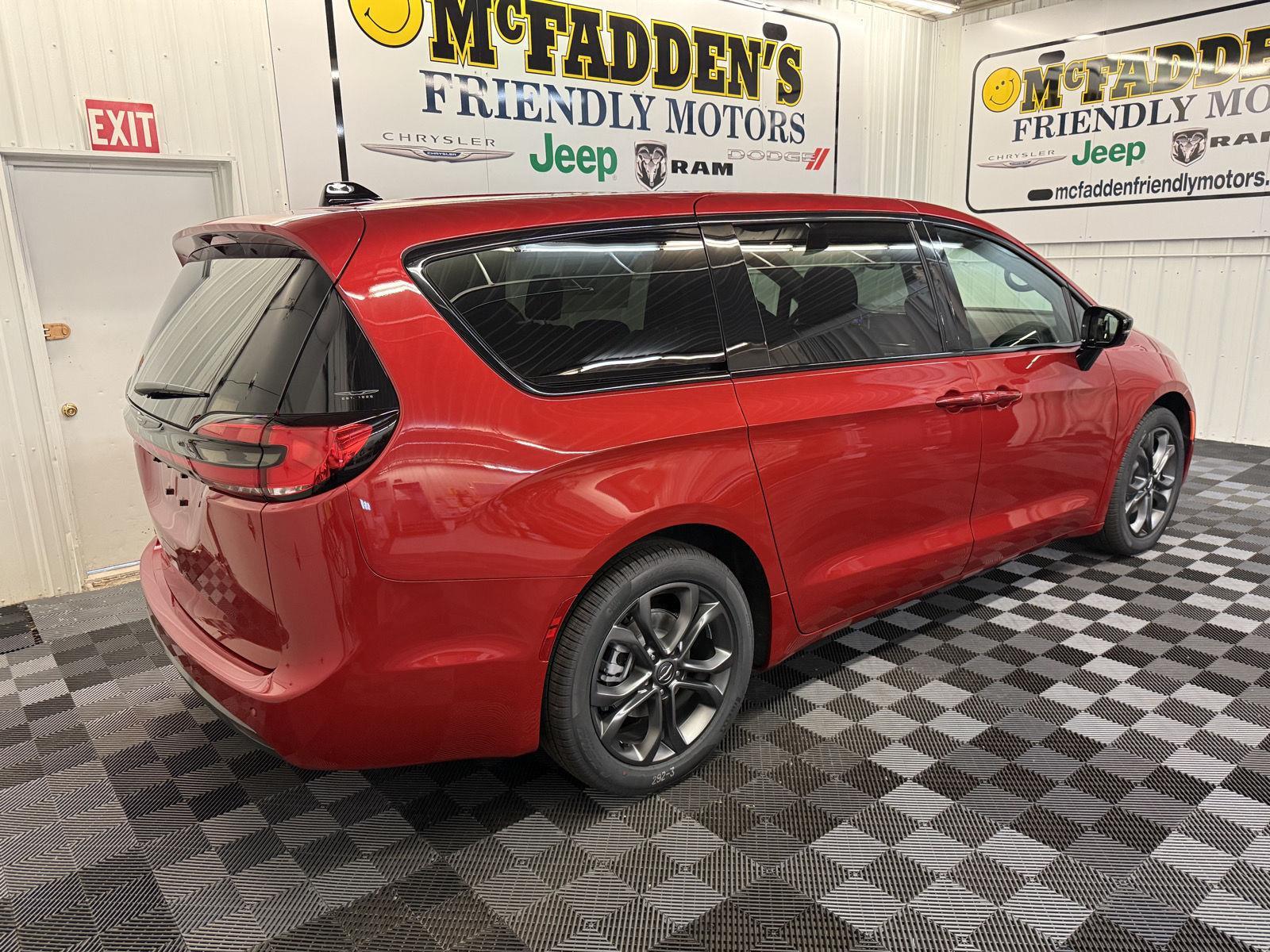 2026 Chrysler Pacifica photo 2
