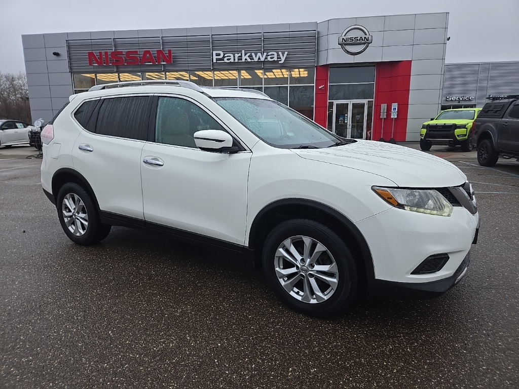 2016 Nissan Rogue SV's photo