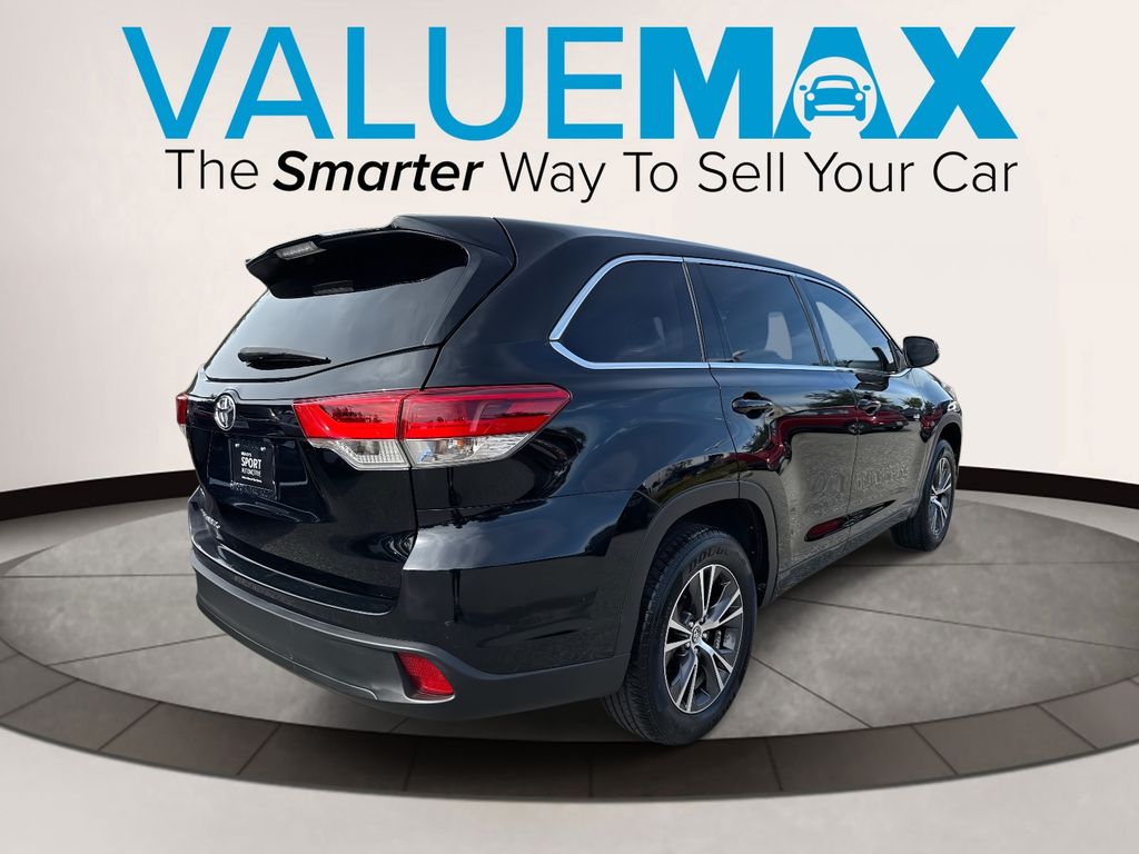 2017 Toyota Highlander LE photo 3