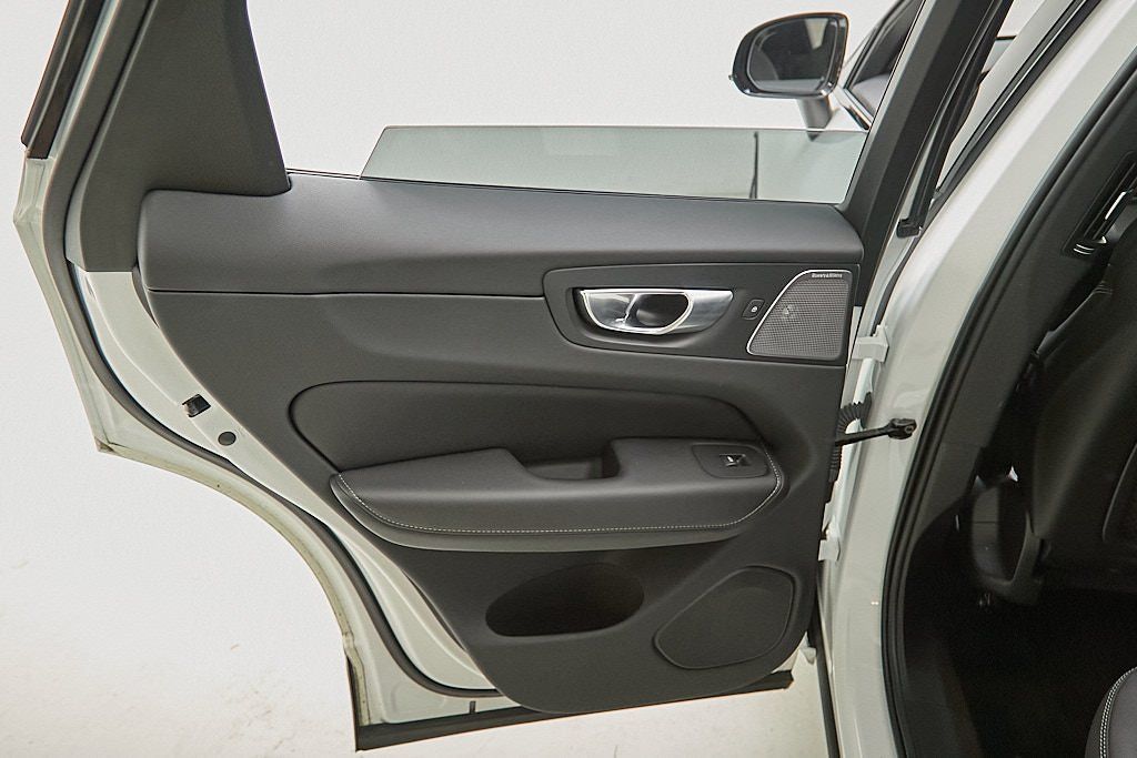 2023 VOLVO XC60 - Image 20