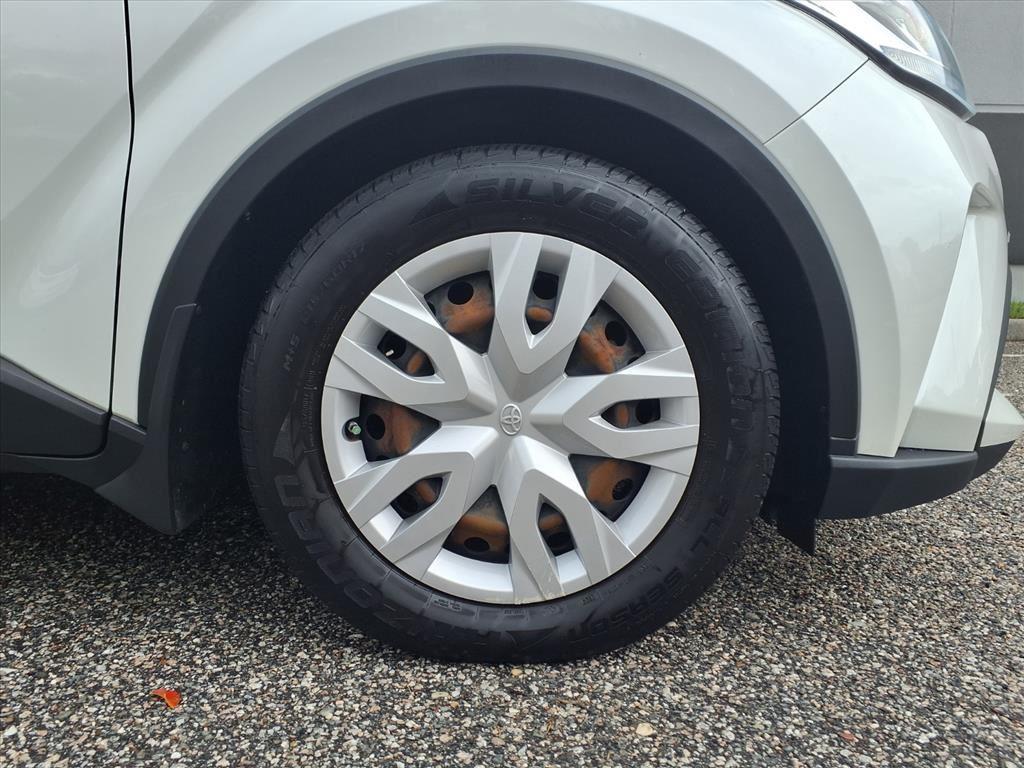 2021 Toyota C-HR LE photo 4