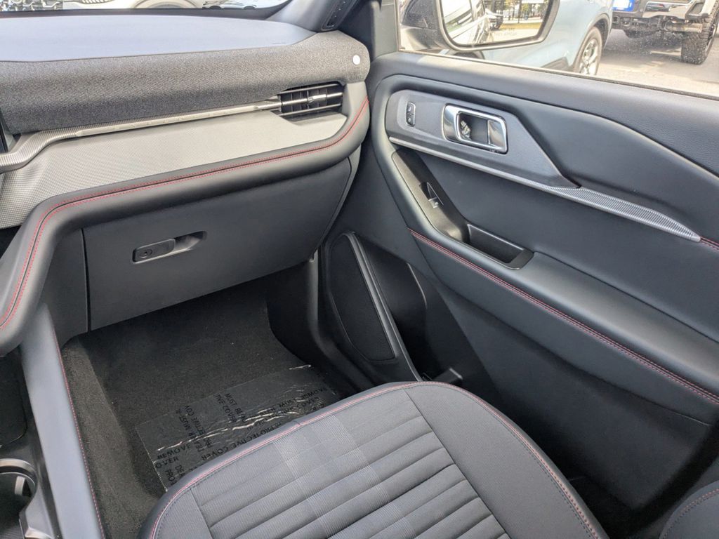 2025 Ford Explorer ST-Line photo 17