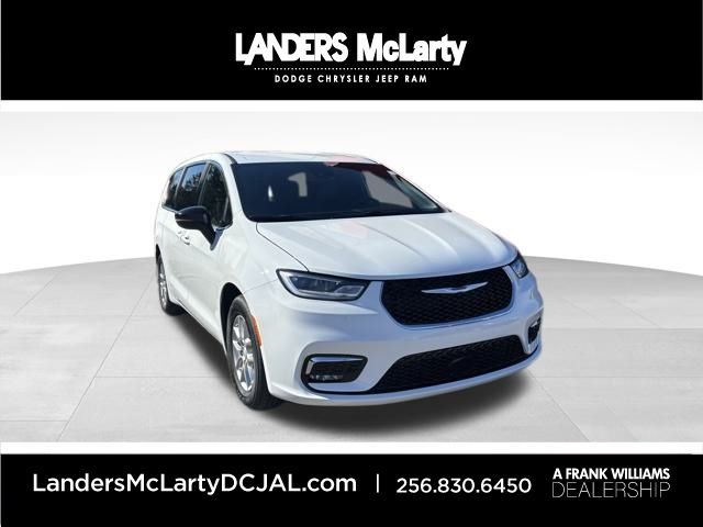 2026 Chrysler Pacifica Select's photo