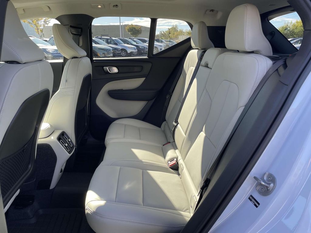 2026 Volvo XC40 AWD Plus photo 3