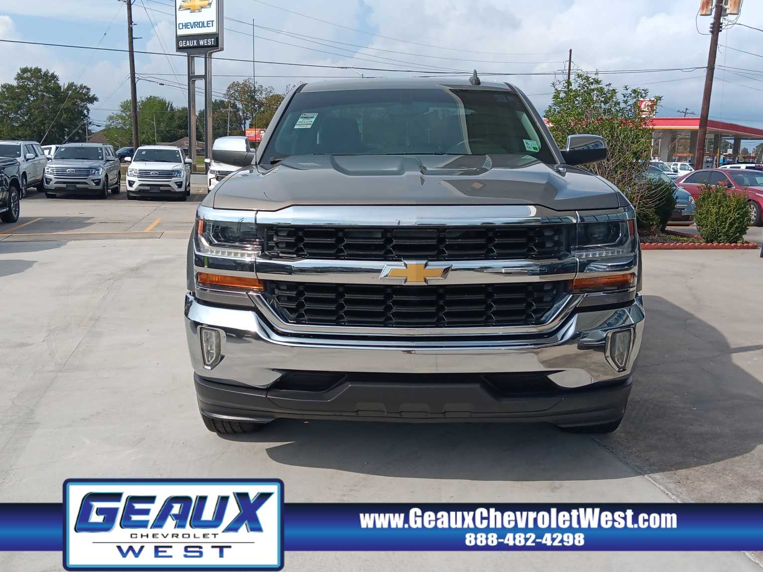 2017 Chevrolet Silverado 1500 LT photo 2