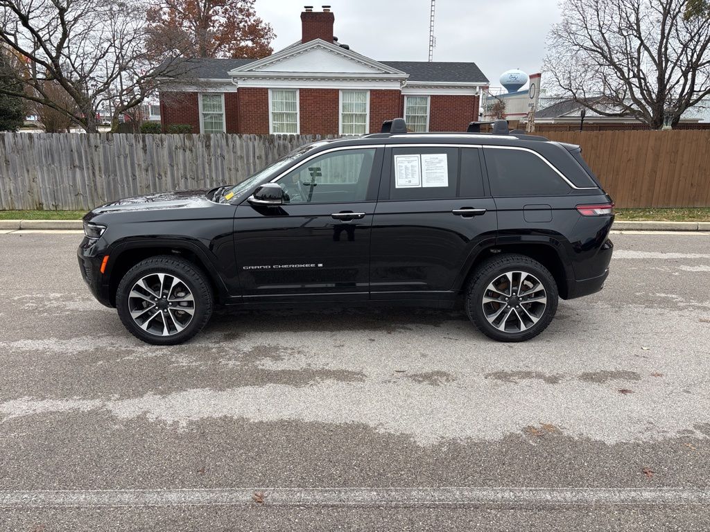 2022 Jeep Grand Cherokee Overland photo 2