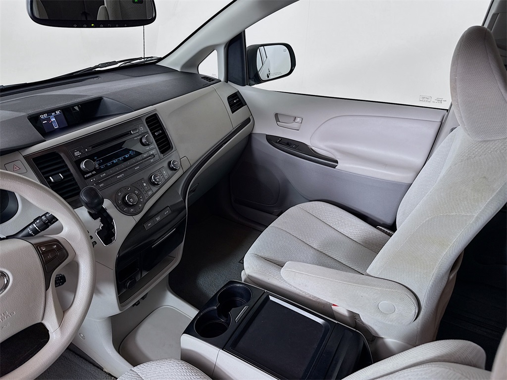 2011 Toyota Sienna LE photo 21