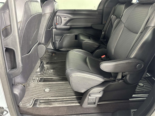 2023 Toyota Sienna Woodland Edition photo 11