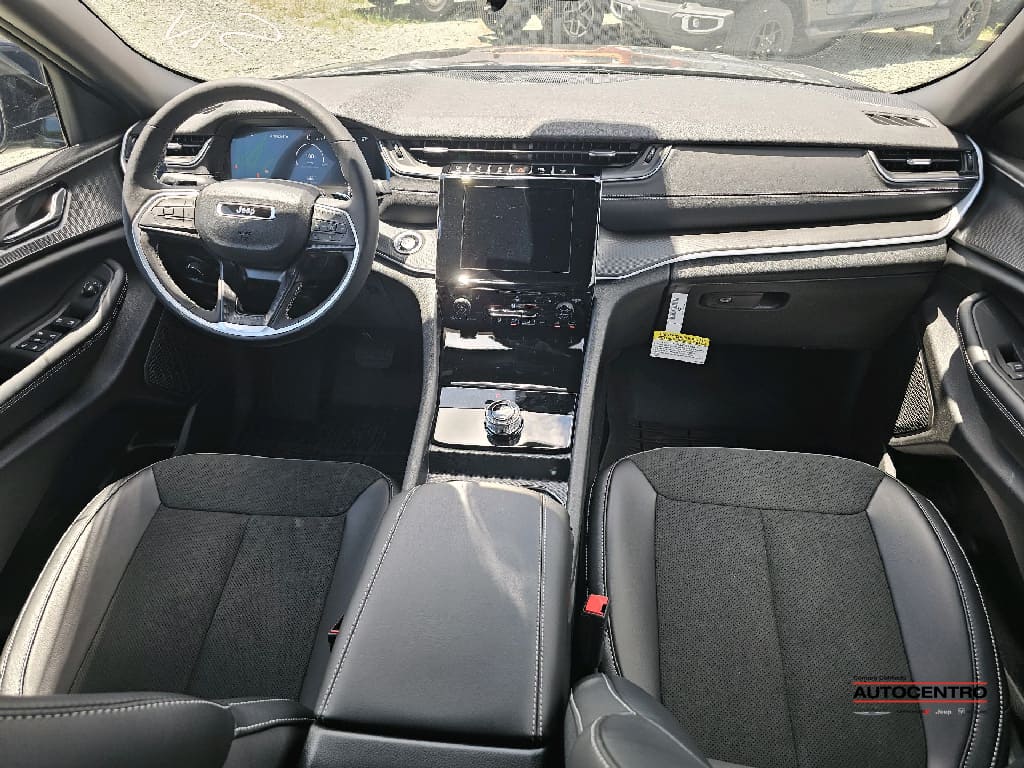 2025 Jeep Grand Cherokee Laredo Altitude photo 3