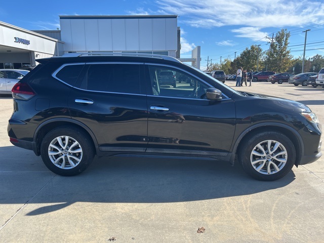 2018 Nissan Rogue SV photo 2