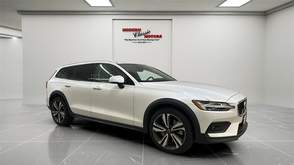 2024 Volvo V60 Cross Country Plus's photo