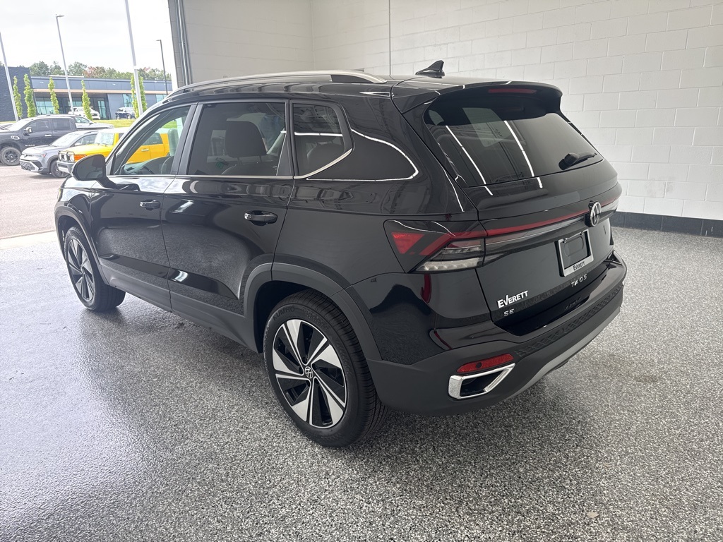 2025 Volkswagen Taos SE photo 2