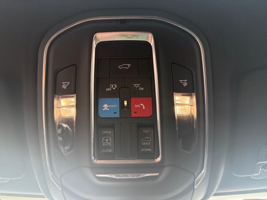 2025 Jeep Grand Cherokee Laredo Altitude photo 13