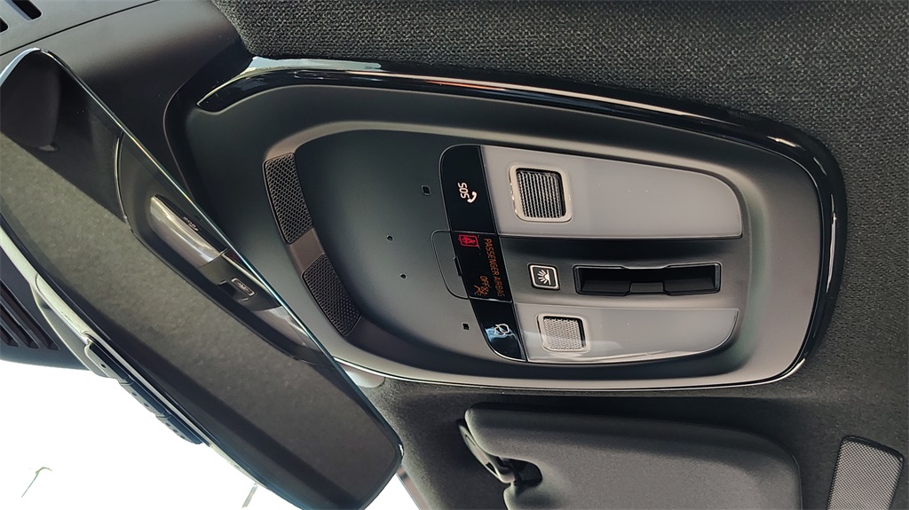 2026 Volvo XC40 photo 25