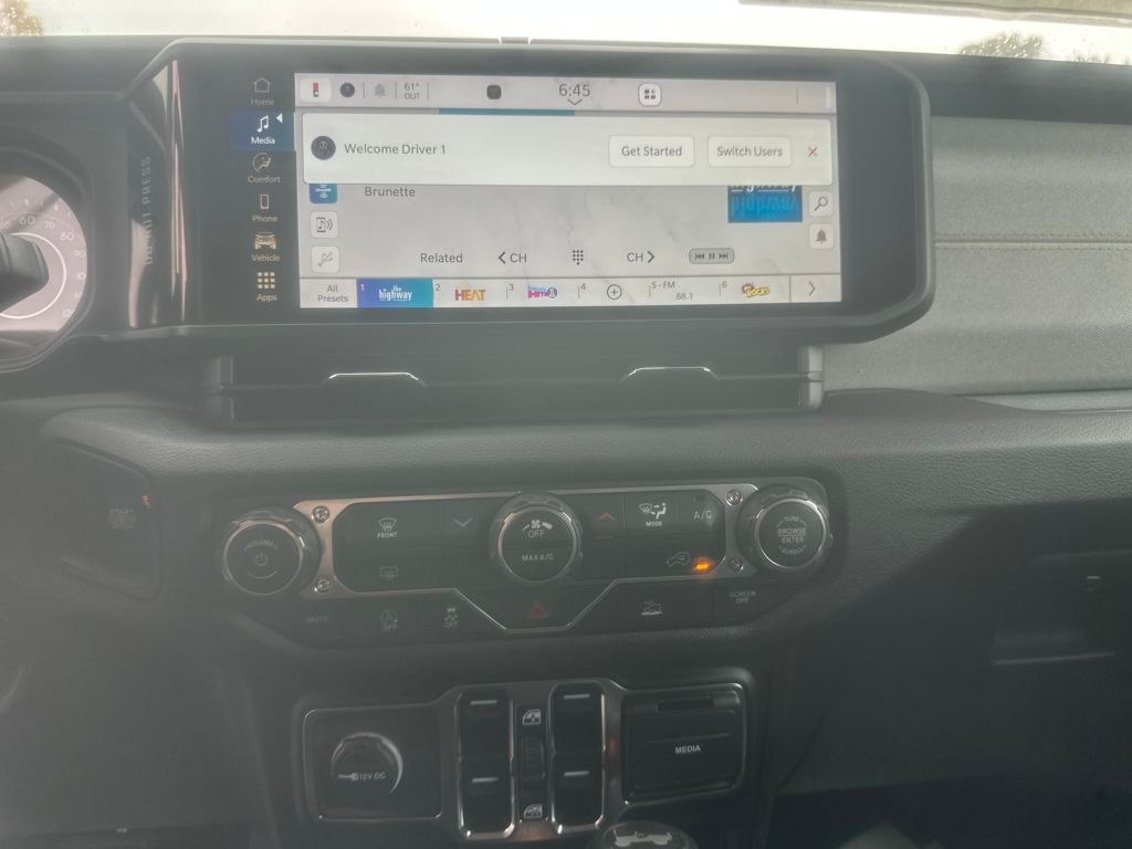 2025 Jeep Wrangler Sport photo 3