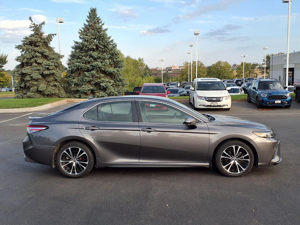 2020 Toyota Camry SE photo 2