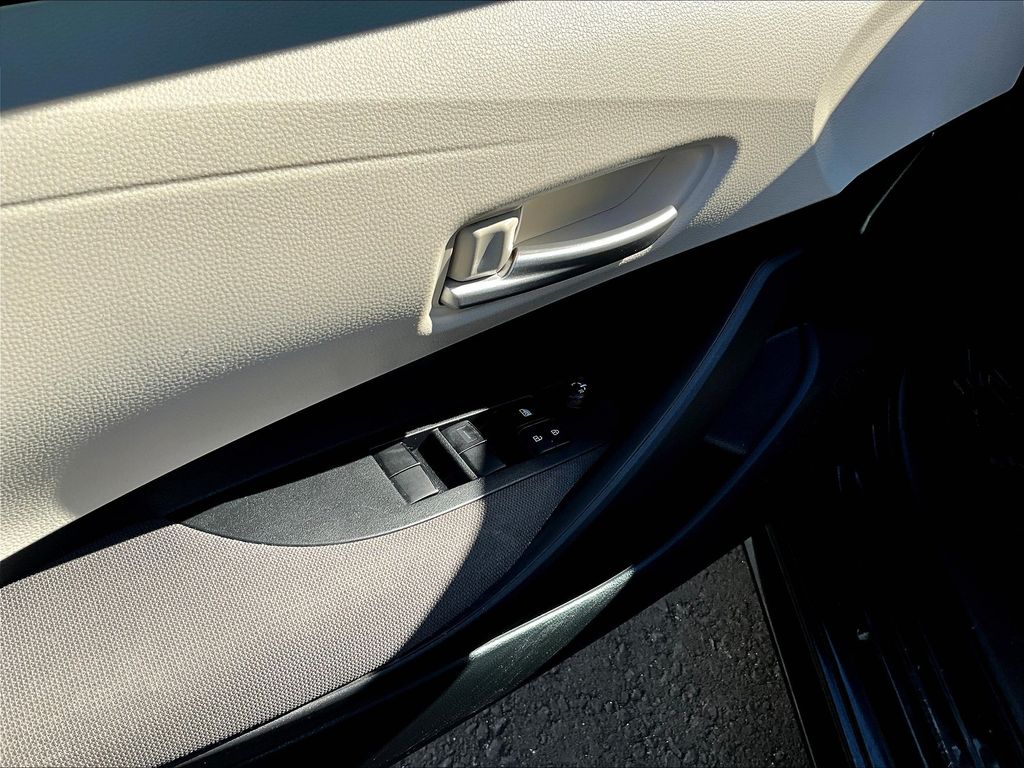 2021 Toyota Corolla LE photo 11