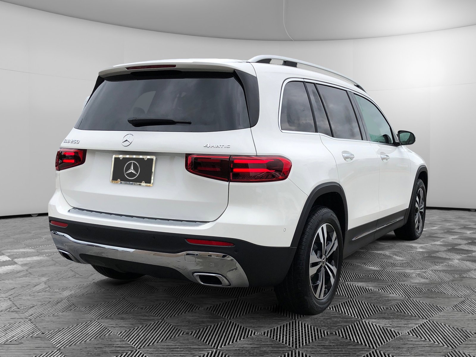 2025 Mercedes Benz GLB 250 4MATIC photo 4