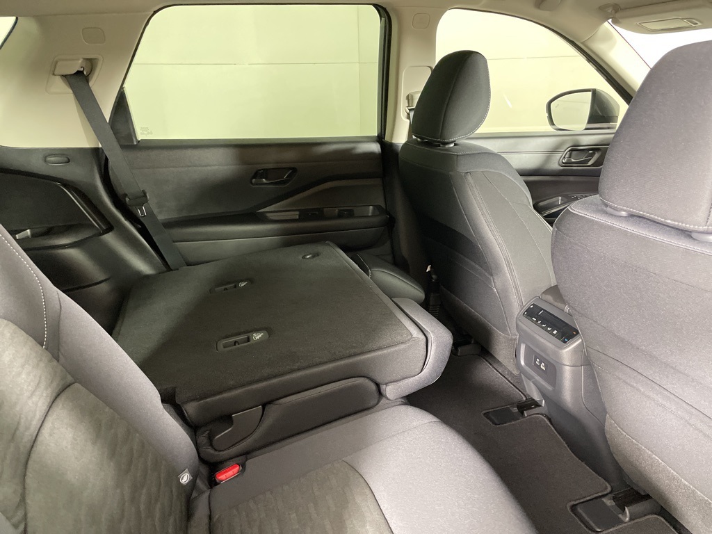 2025 Nissan Pathfinder SV photo 17