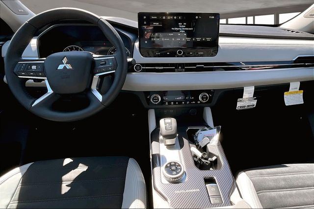 2025 Mitsubishi Outlander SE photo 6