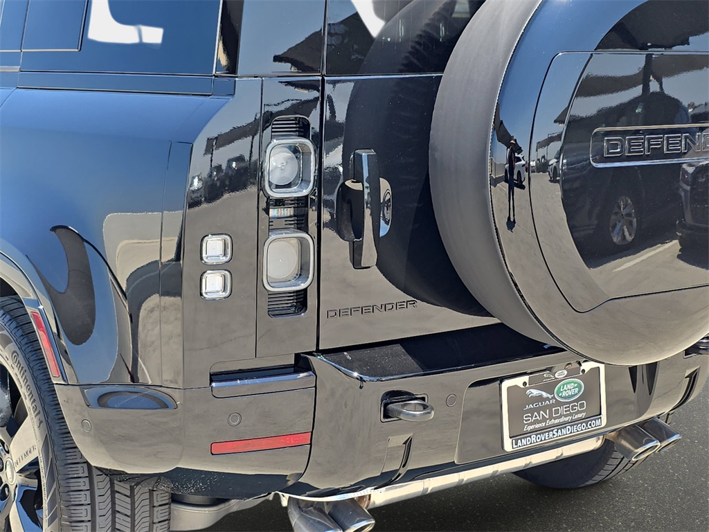 2025 Land Rover Defender 110 V8 photo 32