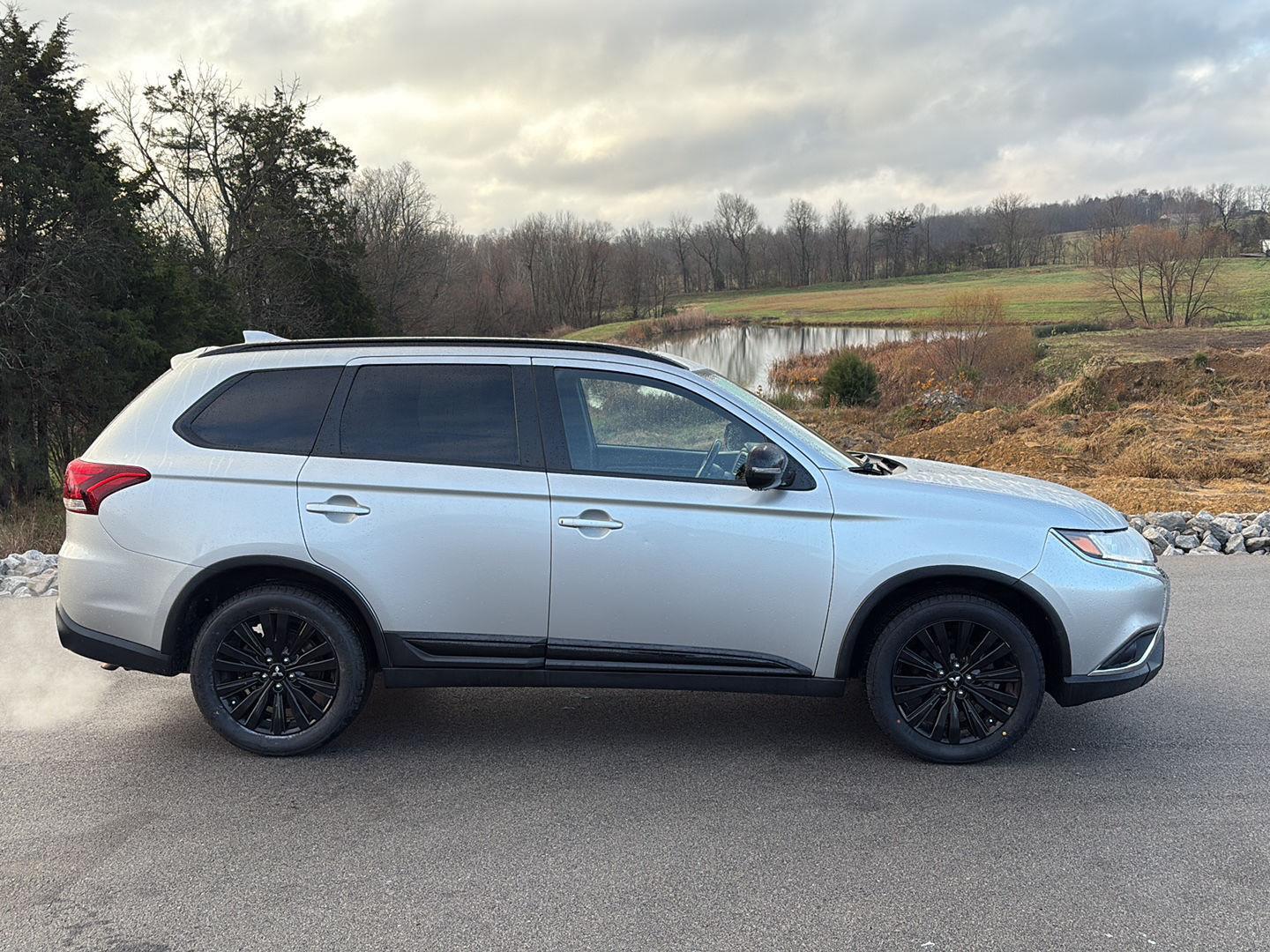 2020 Mitsubishi Outlander SE photo 2