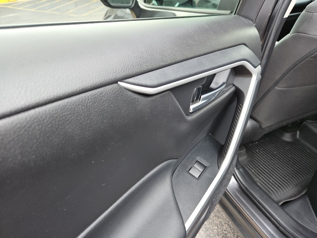 2022 Toyota RAV4 Hybrid XLE photo 15