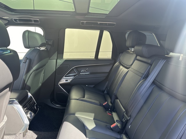 2025 Land Rover Range Rover SE photo 18
