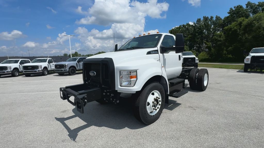 2025 Ford F-650 Base photo 4