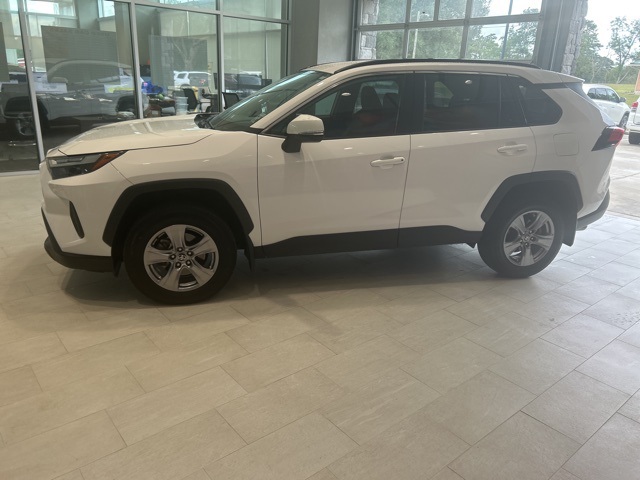 2022 Toyota RAV4 XLE photo 3