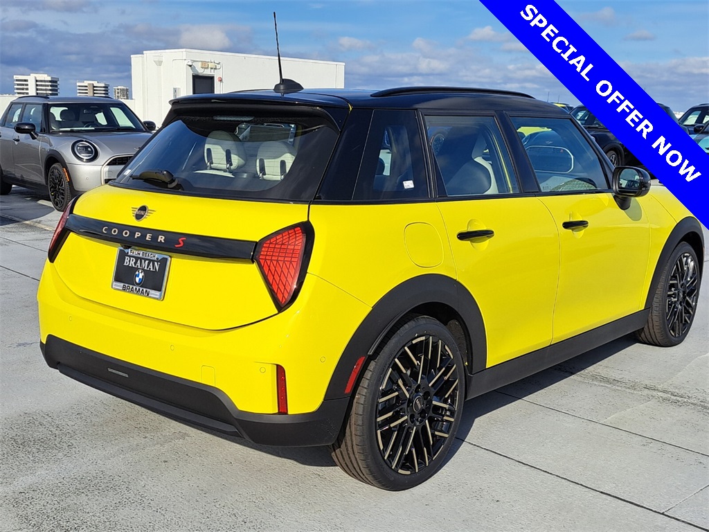 2025 Mini Cooper 4 Door Hardtop Signature photo 3