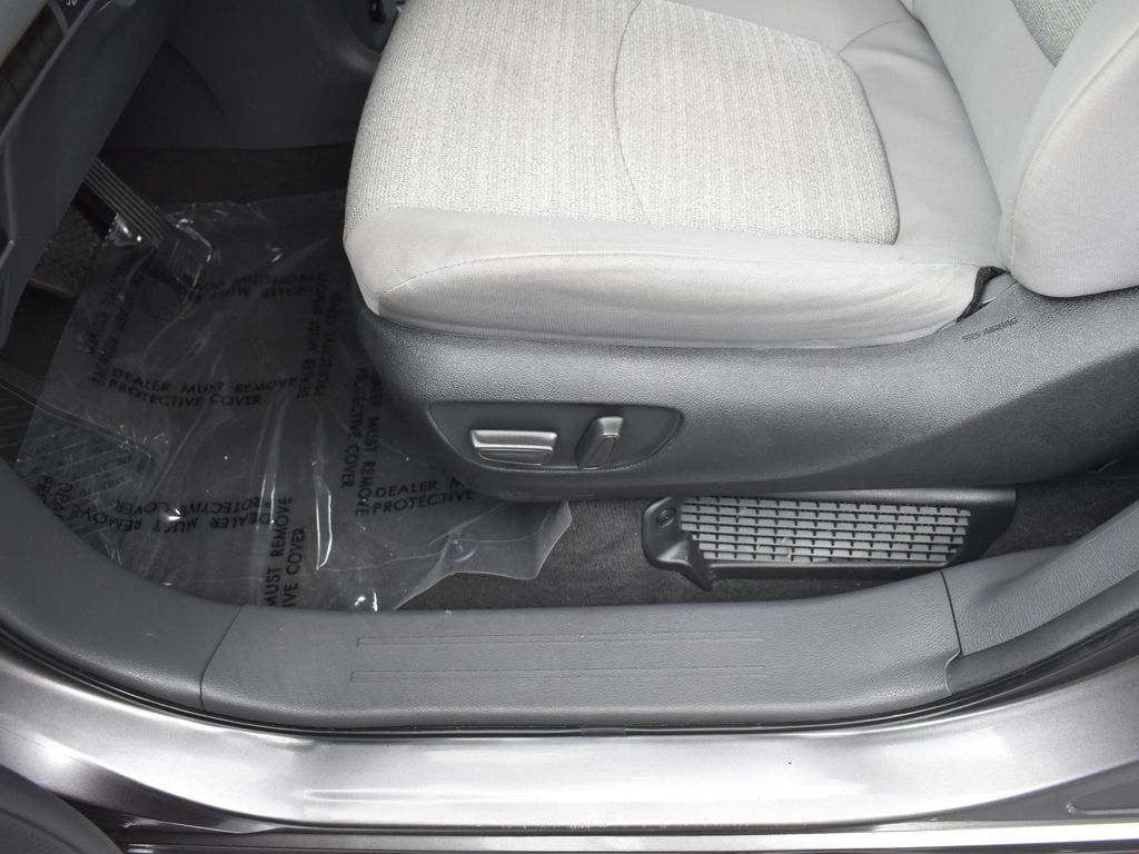 2024 Toyota Sienna LE photo 4