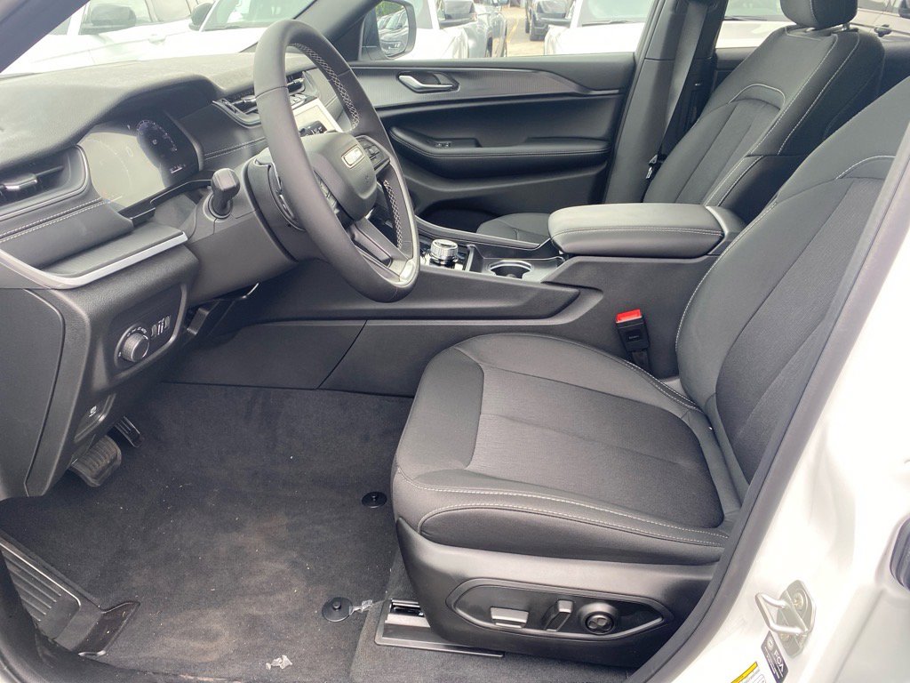 2025 Jeep Grand Cherokee Laredo X photo 5