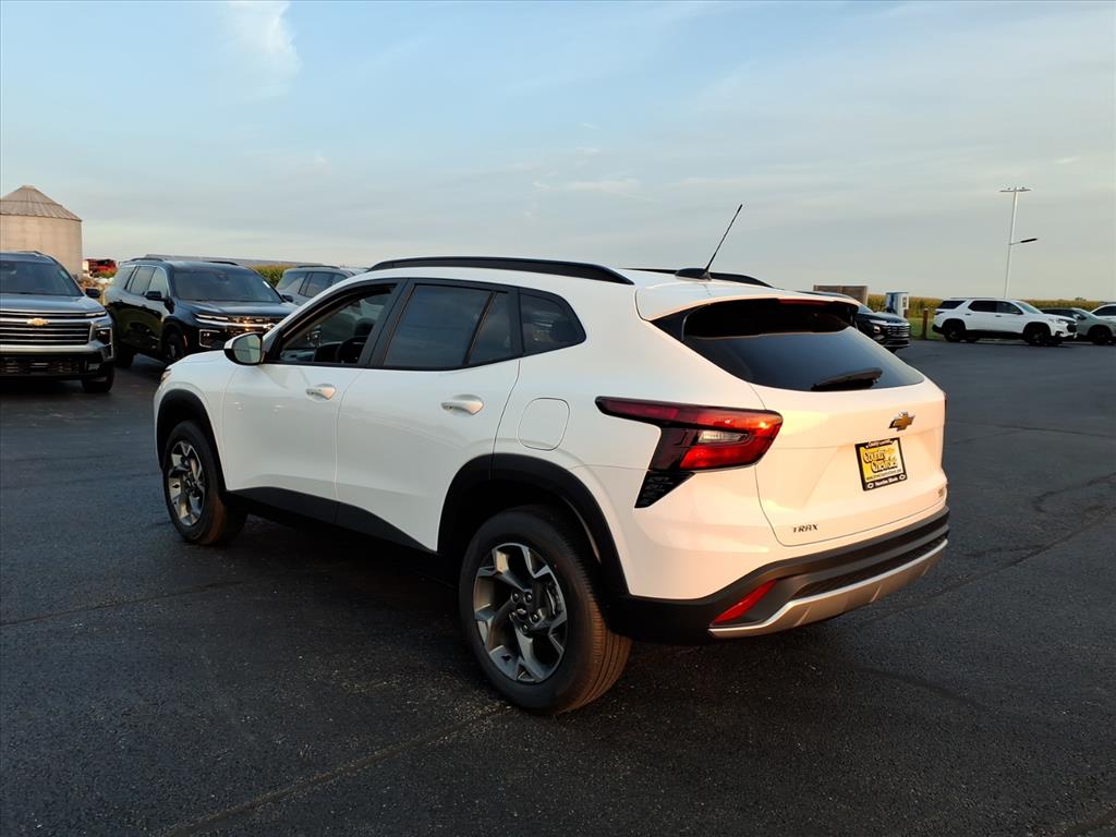2025 Chevrolet Trax LT photo 3