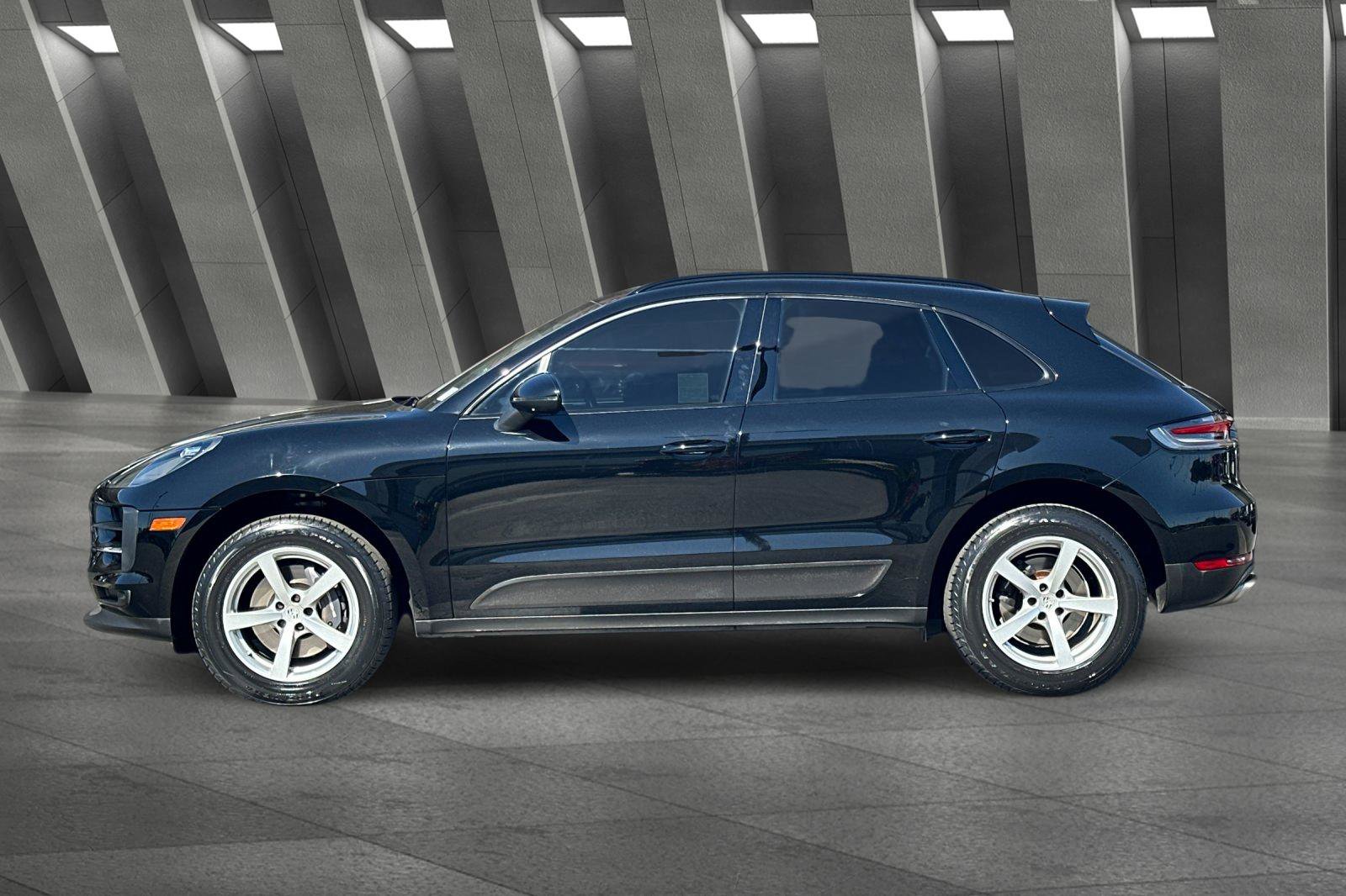 2021 Porsche Macan Base photo 6