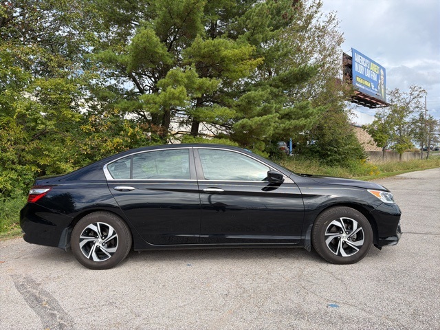 2017 Honda Accord LX photo 4