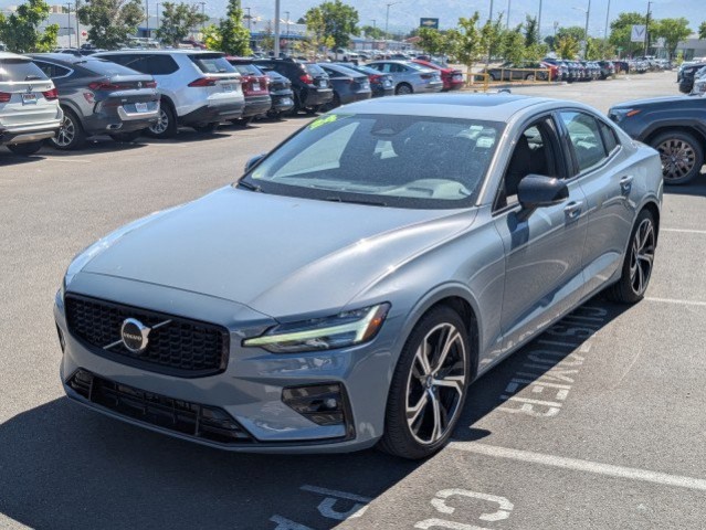 2024 Volvo S60 Plus Dark Theme