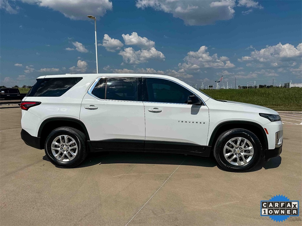 2023 Chevrolet Traverse LS photo 2