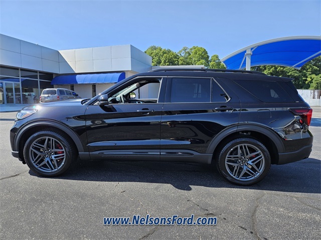 2025 Ford Explorer ST photo 4